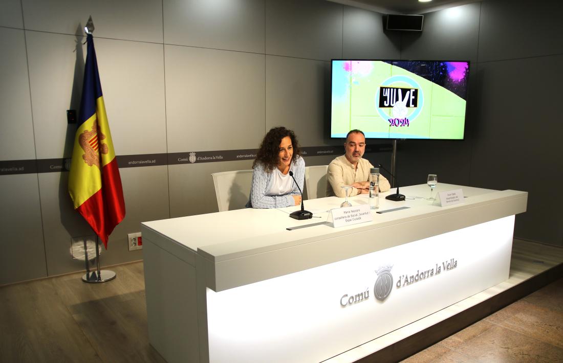 La consellera de Social, Joventut i Espai Ciutadà, Maria Nazzaro, i el dinamitzador del Servei de Joventut, Òscar Gabà, durant la presentació de la Festa de la Joventut, La JUVE.