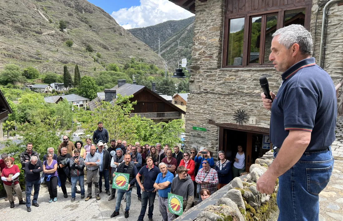 El ramader que es va trobar l’os de cara, parlant a la protesta celebrada a Llavorsí.