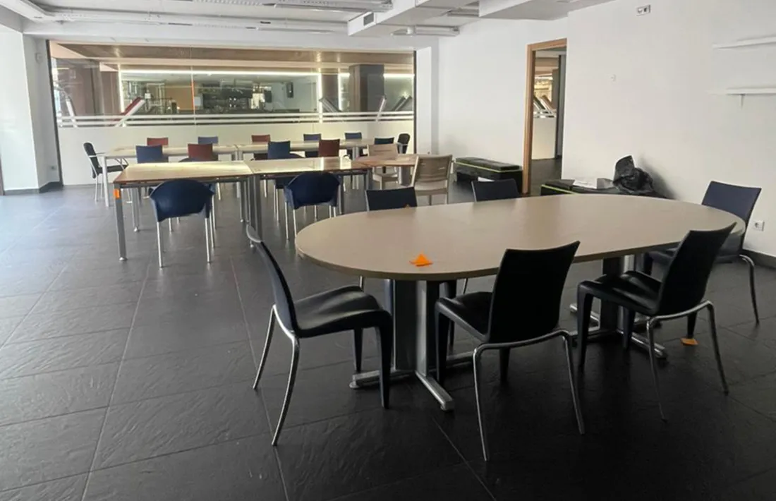La sala d'estudi nocturna habilitada per ambdós comuns.