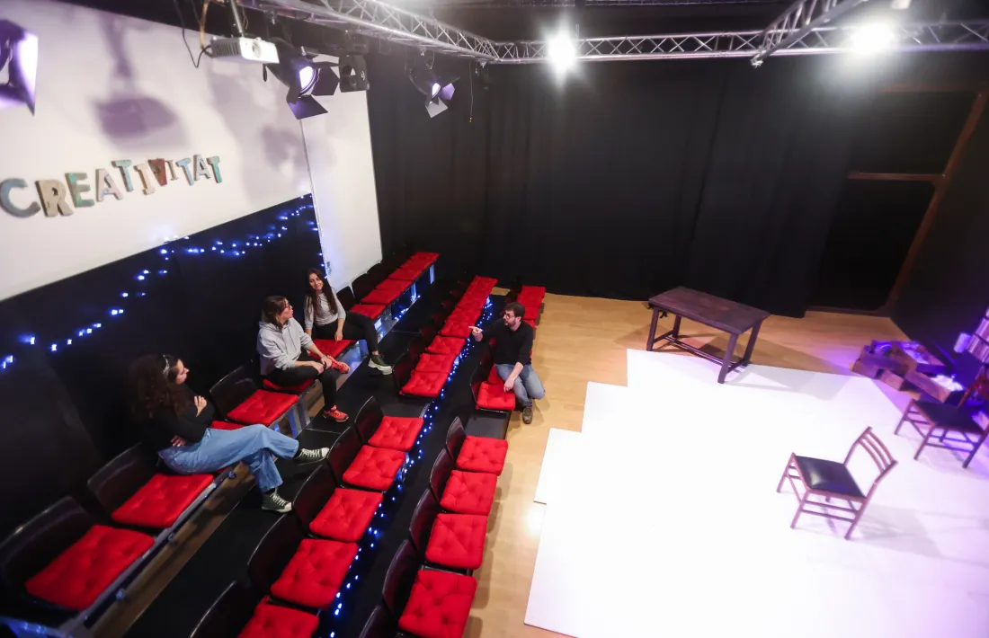 L'escenari de La Feréstec fa 30 metres quadrats i les grades mòbils tenen capacitat per a 45 espectadors.