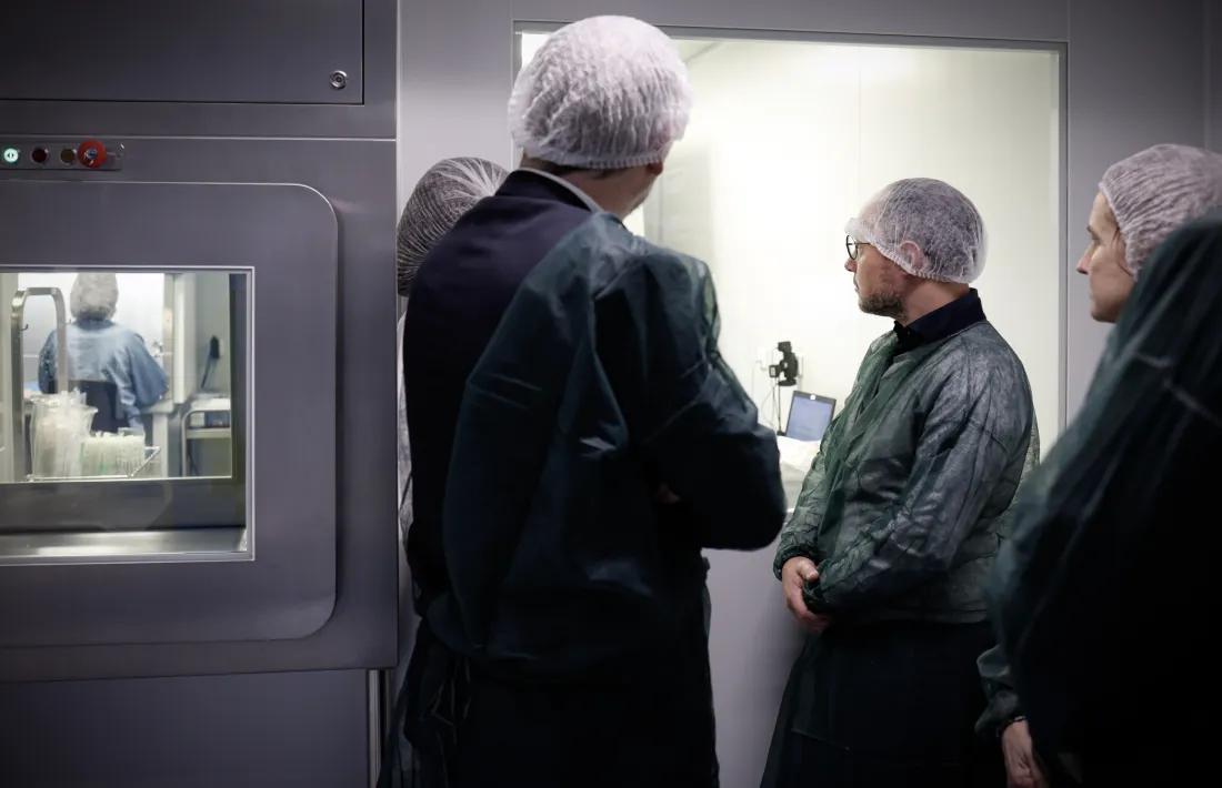 Espot durant la visita a les instal·lacions de Cellab.