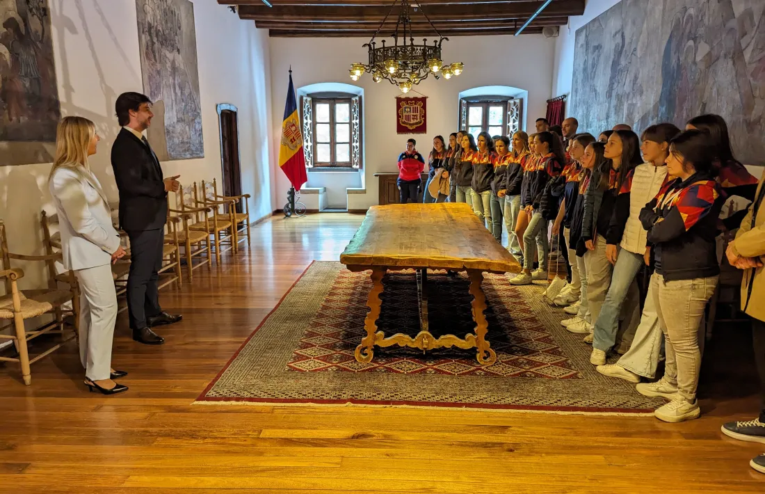 Les seleccions femenines de futbol visitant Casa de la Vall.