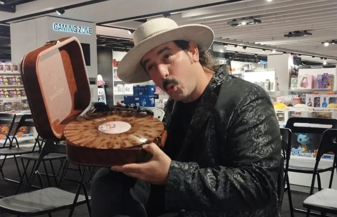 El cantautor massanenc, amb el mostatxo, el barret i el vinil de ‘Sòlid’, avui al Fòrum FNAC.