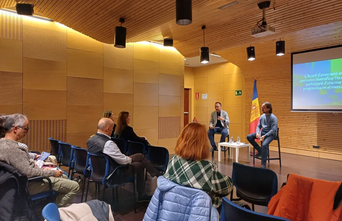 Un moment de la reunió de poble celebrada al Pas de la Casa per respondre als dubtes dels ciutadans sobre l’acord, ahir.