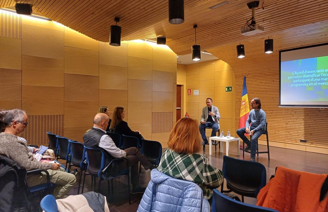 Un moment de la reunió de poble celebrada al Pas de la Casa per respondre als dubtes dels ciutadans sobre l’acord, ahir.