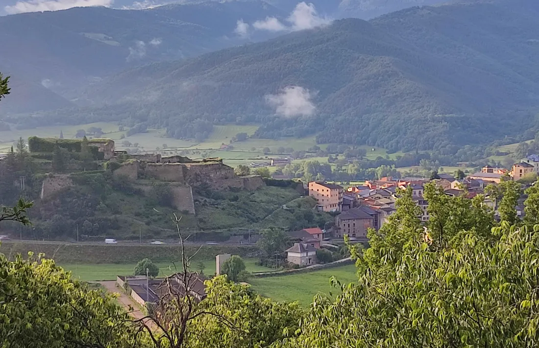  Fortalesa de Castellciutat amb les cases de la població a tocar.