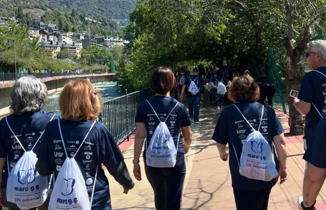 La marxa Marc GG al seu pas pel passeig del riu d'Andorra la Vella.