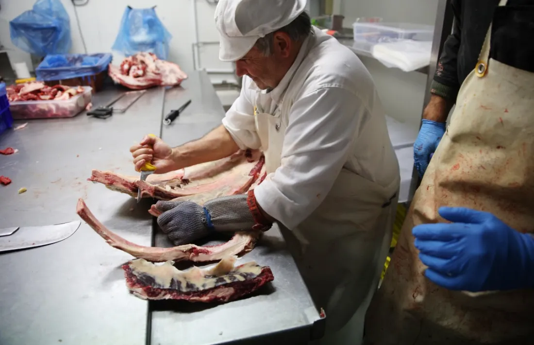 Un carnisser treballant a l'escorxador.