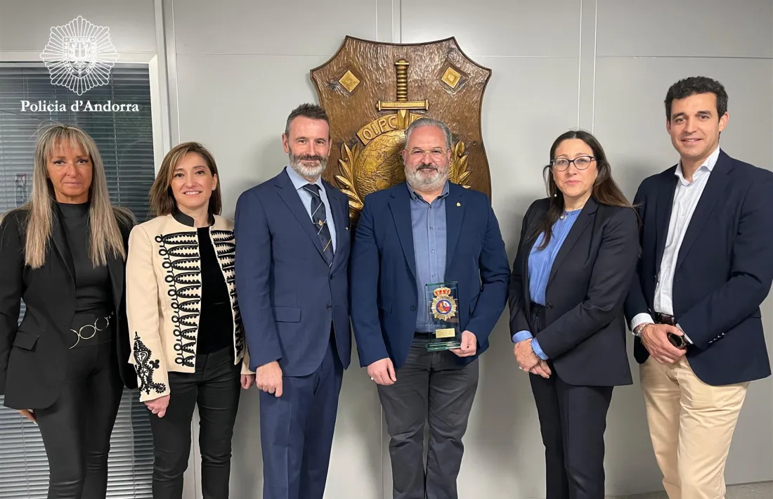 Guirao i Muñoz amb altres representants al despatx central de Policia.