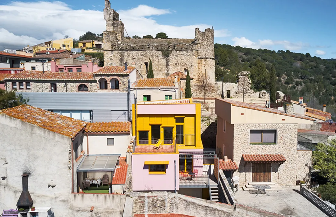  Una imatge de la casa, en ple centre de Rabós de l'Empordà