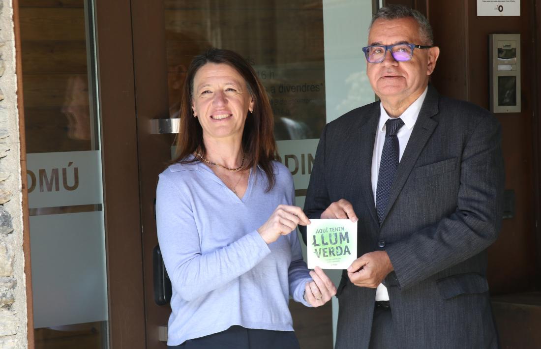La cònsol major d'Ordino, Maria del Mar Coma, ha rebut el segell del director general de FEDA, Albert Moles