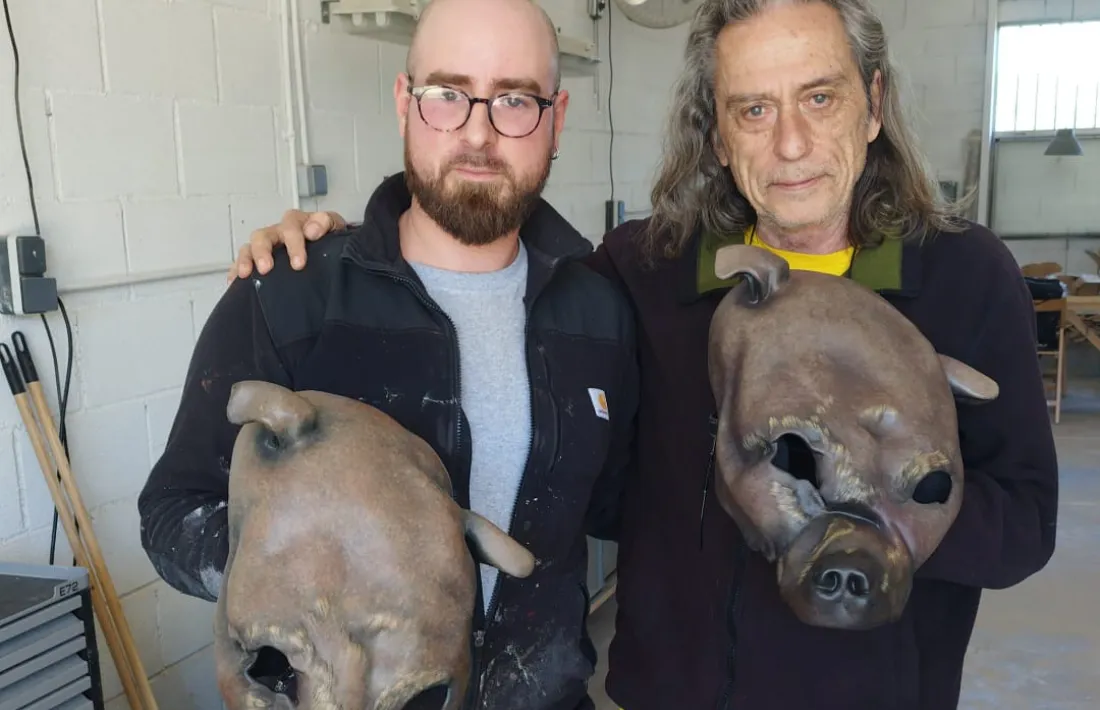  L'artista, Arnau Codina, i l'advocat i viatger, Nacho Rovira, amb la màscara de l'Ossa d'Ordino