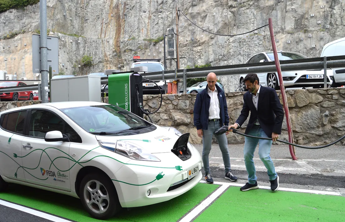 Xavier Surana i Ivan Mora, amb els nous carregadors instal·lats.