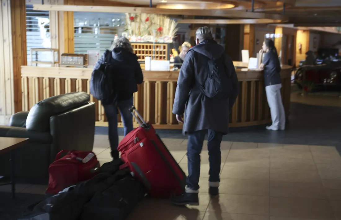 Uns turistes en un hotel.