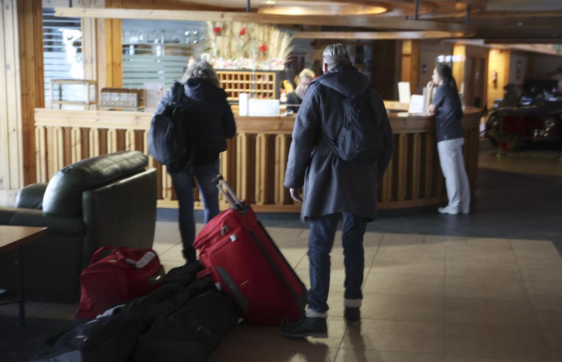 Uns turistes en un hotel.
