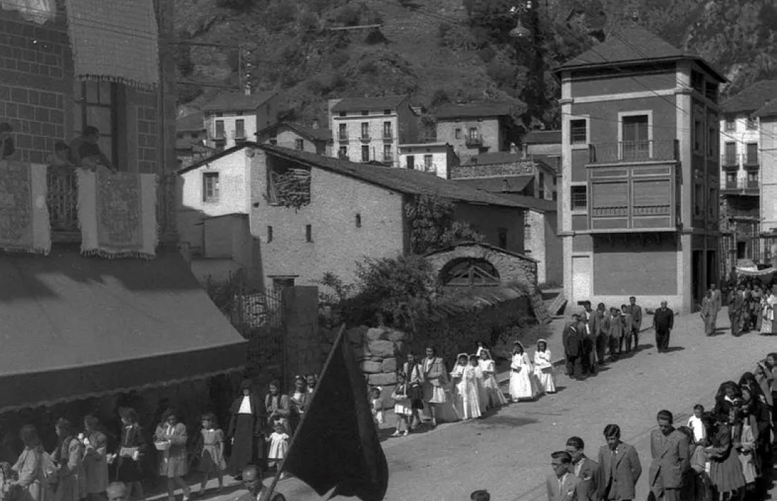 Primers anys 50: la processó de Corpus, Carlemany avall, amb bandera i, al fons, el tàlem.