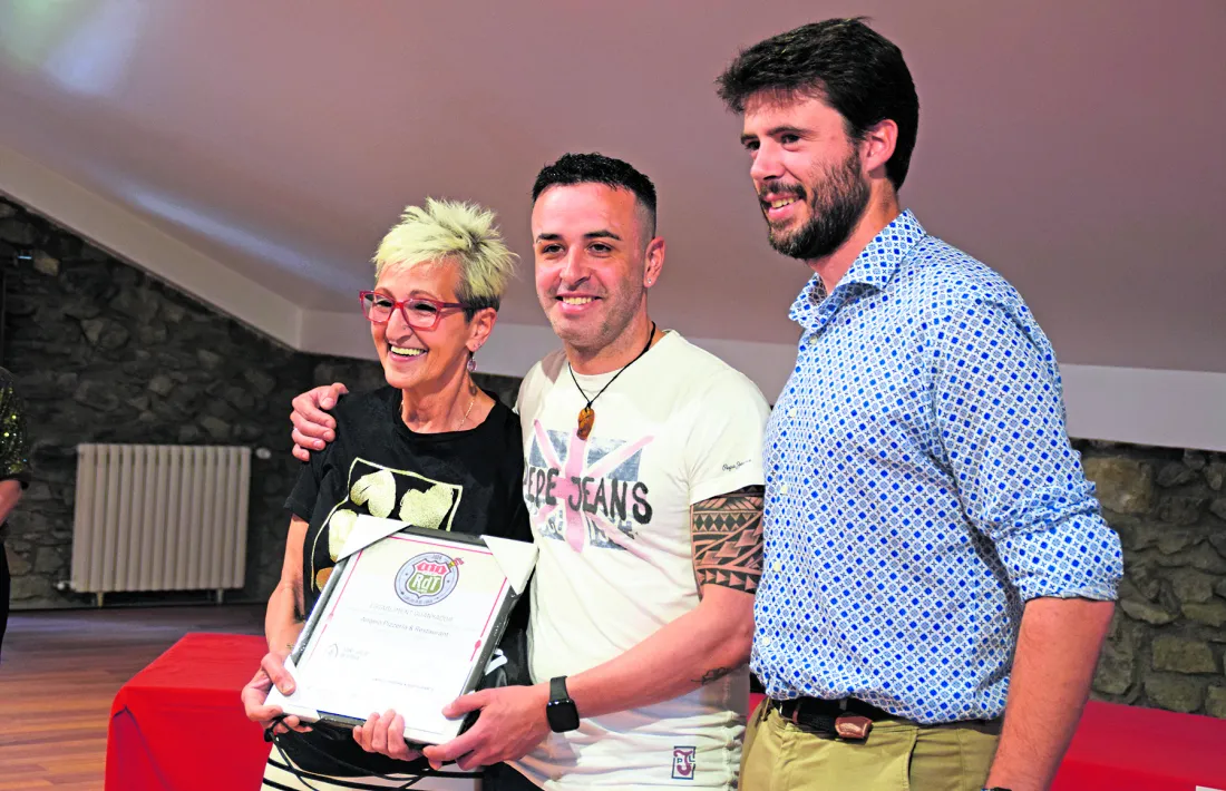 Els creadors de la tapa vencedora amb el cònsol major, Cerni Cairat.