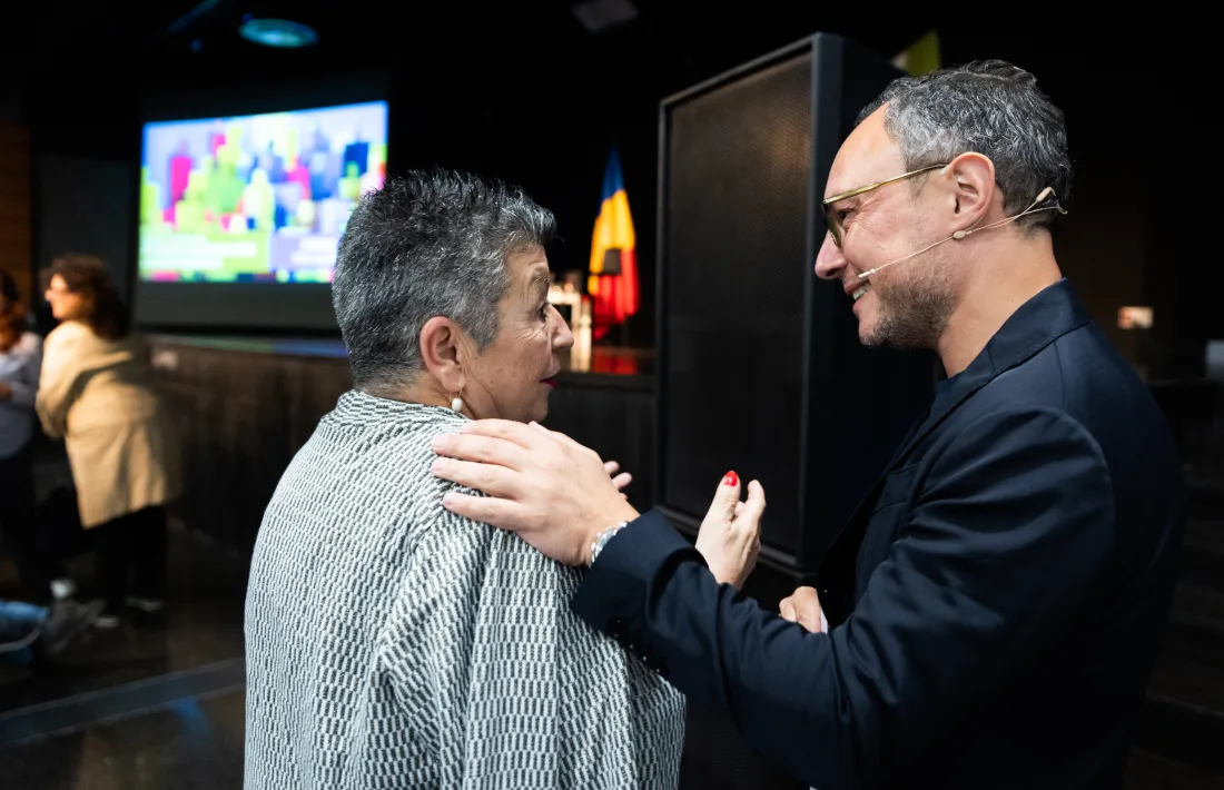 El cap de Govern, Xavier Espot, avui a Ordino, amb una de les assistents a l’acte.