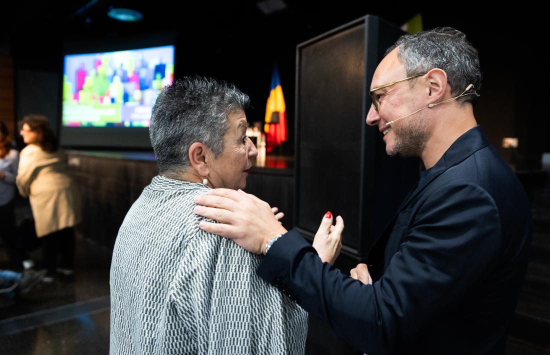 El cap de Govern, Xavier Espot, avui a Ordino, amb una de les assistents a l’acte.