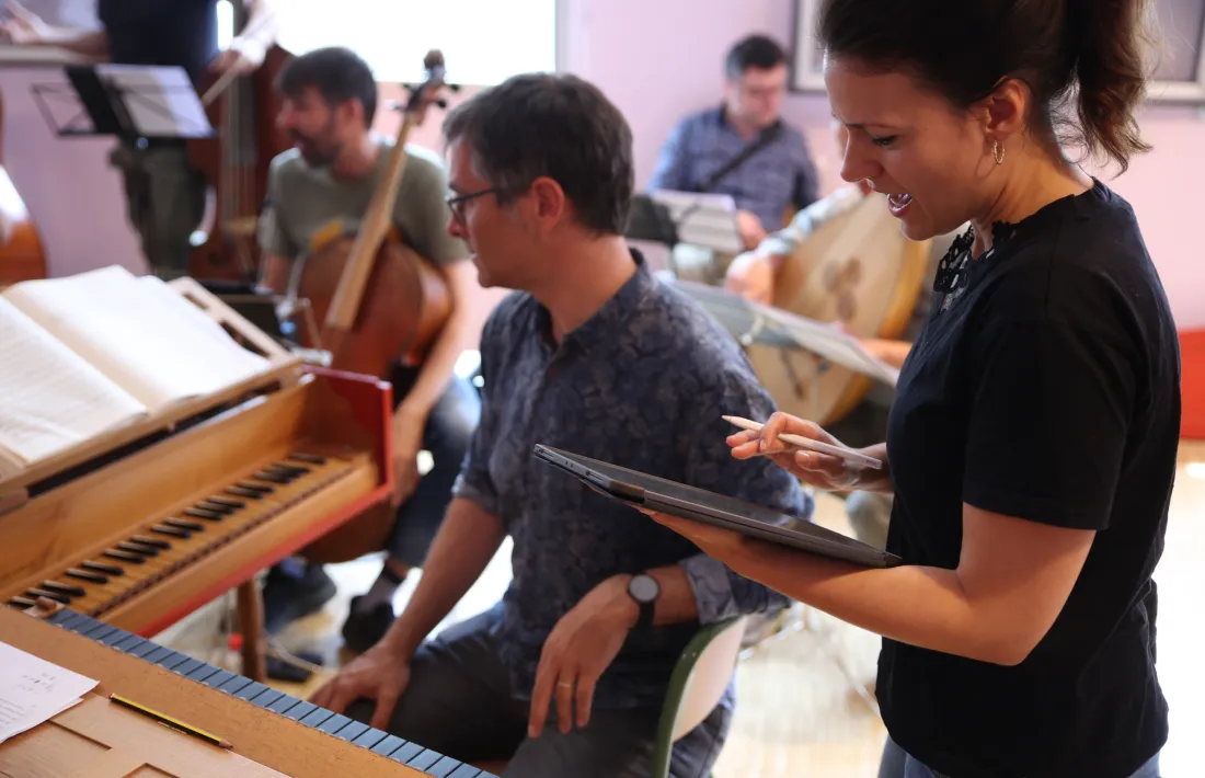 La soprano Katharina Ruckgaber, amb Dani Espasa, director de l’orquestra Vespres d’Arnadi, a l’assaig d’ahir al conservatori.