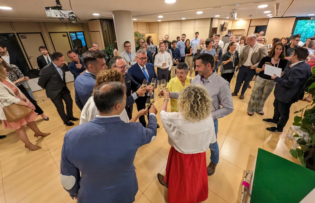 Un moment de la celebració del centenar d'empreses que s'han acollit al segell Llum Verda de FEDA