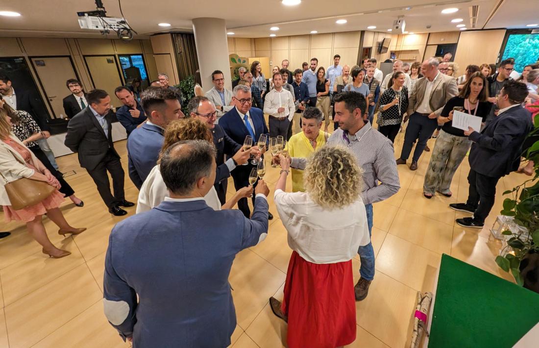 Un moment de la celebració del centenar d'empreses que s'han acollit al segell Llum Verda de FEDA