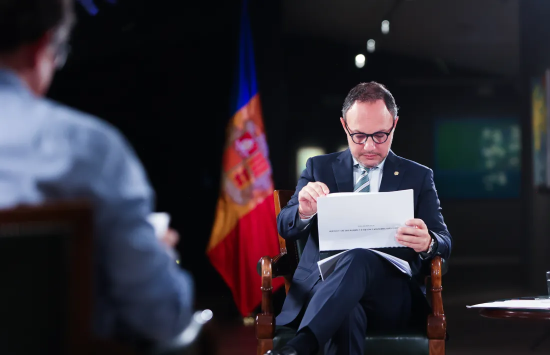 El cap de Govern, Xavier Espot, repassant anotacions abans de començar l’entrevista.