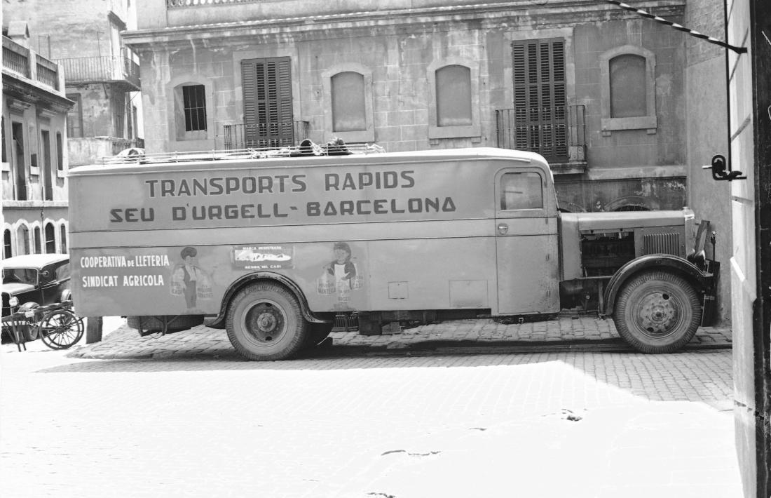 Camió de transport de la Seu d’Urgell aparcat en un carrer de Barcelona, cap al 1931-1935.