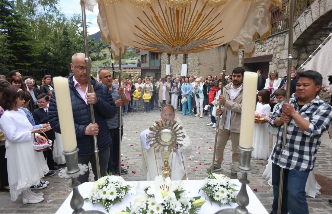 Mossèn Toni beneeix l’altar aixecat davant de casa Joan Antoni. Atenció a la custòdia i al tàlem.