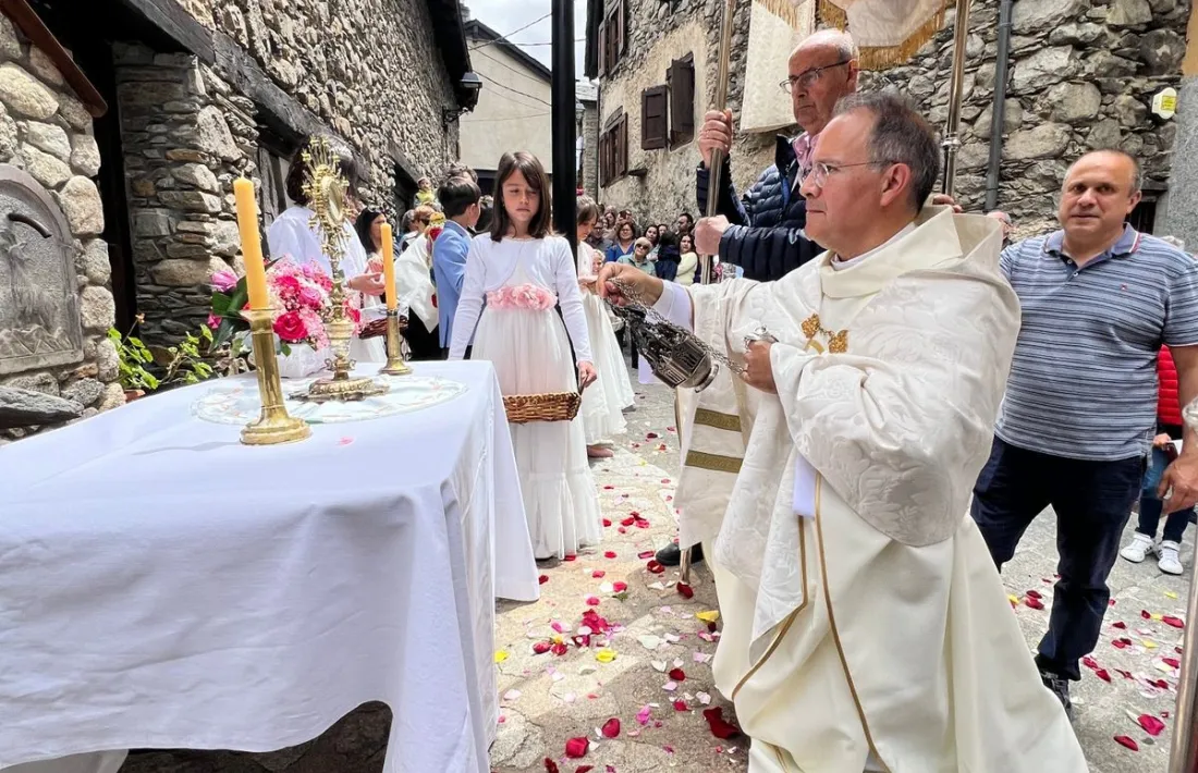 La processó s'atura a l'altar de Casa Cristo.