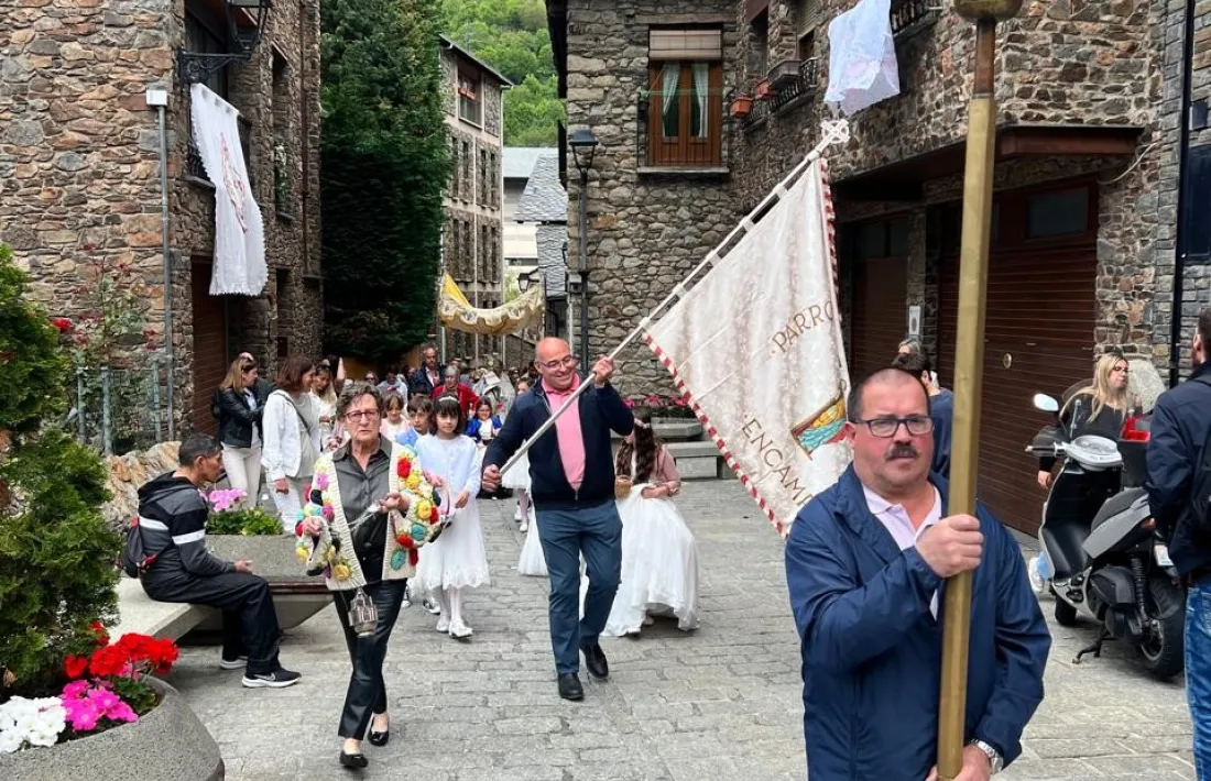 La ceu processional i el pendó obren la processó.