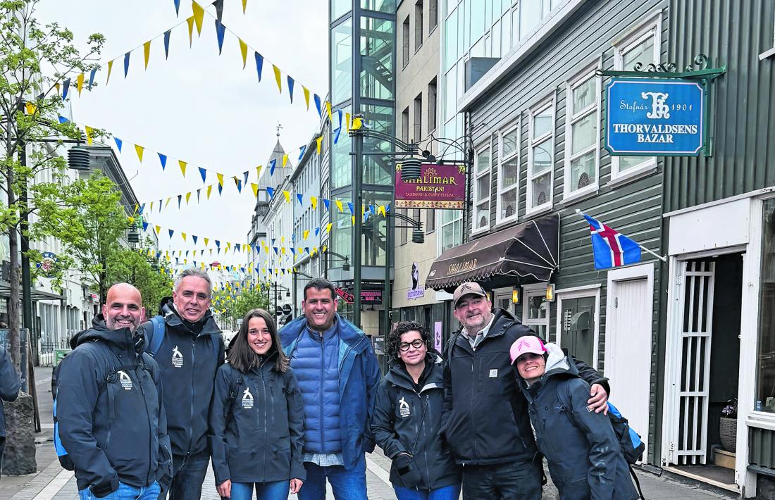 David Hidalgo, amb una part de la delegació ahir a Reikjavík.