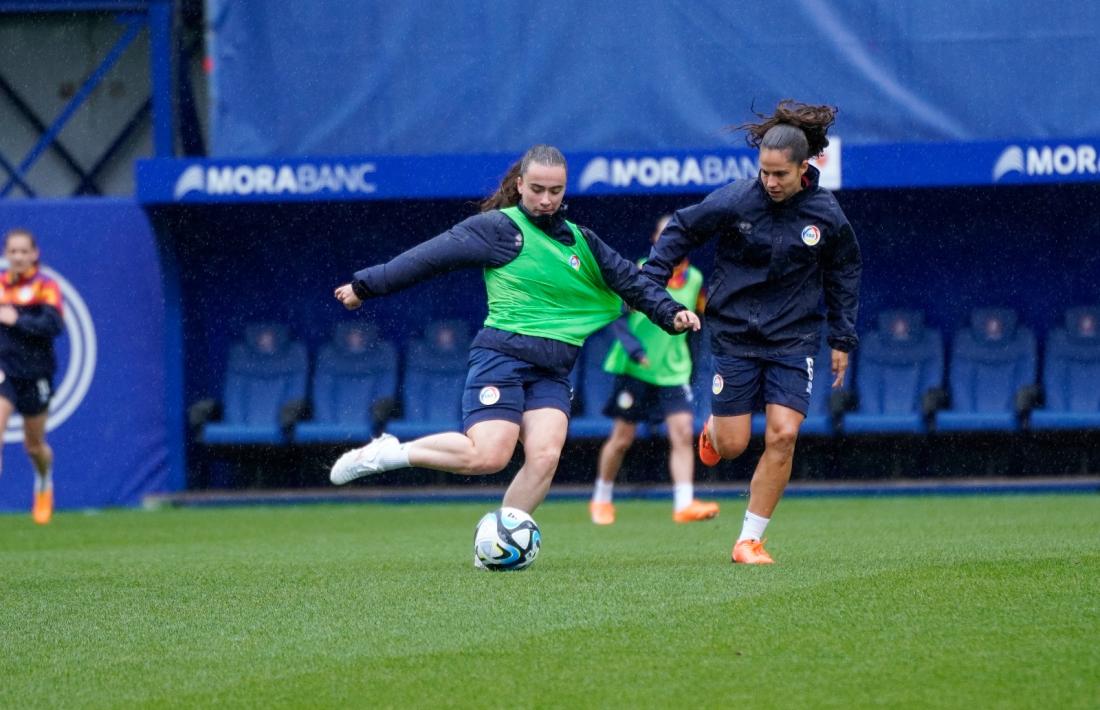 La selecció femenina es va entrenar ahir sota la pluja a l’Estadi.