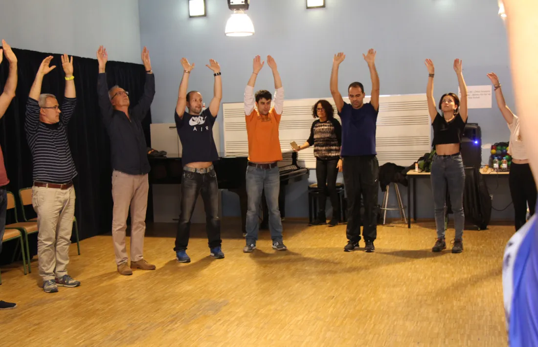  Gairebé un centenar de persones participen en el taller de percussió corporal impartit per Santi Serratosa
