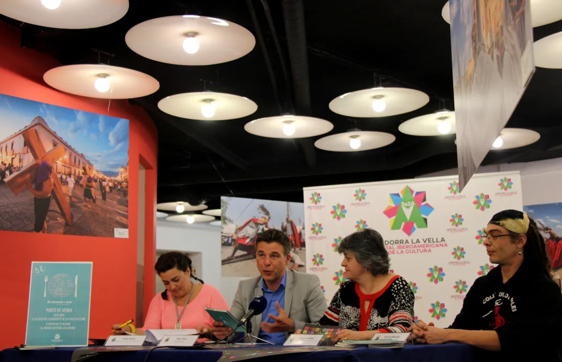 Un llibre de receptes fet per les entitats recull la diversitat cultural de la parròquia 