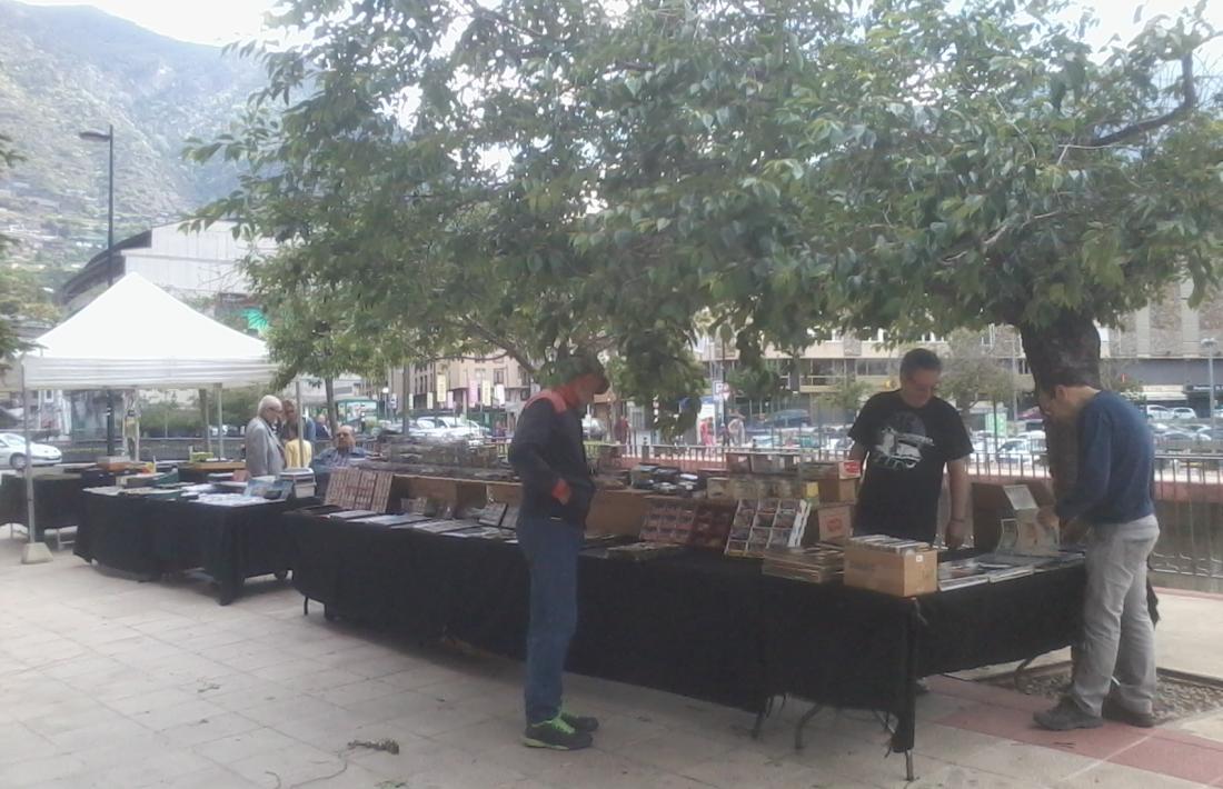 Andorra, la Paperassa, les Puces, Jordi Rossell, Antic Rossell, la Rotonda, mercat, fira, paraires, llibres de vell, col·leccionisme, Conxita Marsol