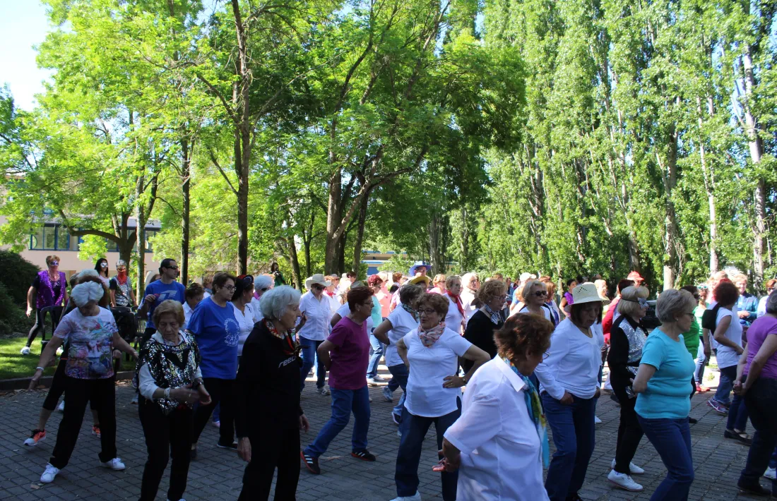 Uns 200 padrins prenen part en la Diada esportiva de la gent gran
