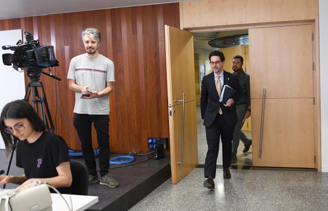 El ministre portaveu entrant a la sala de premsa, aquesta tarda.