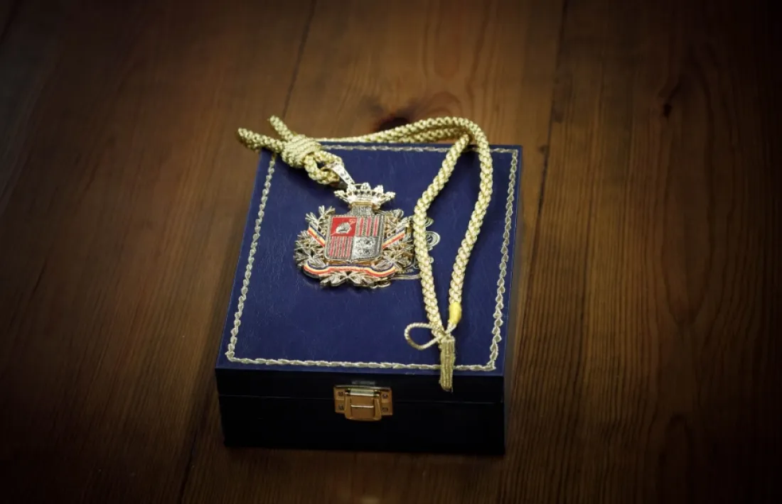 La condecoració dels tres braços.