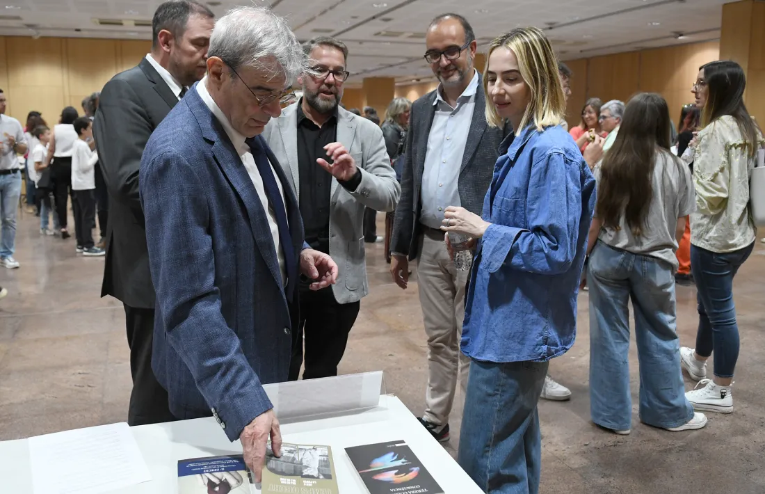 El ministre de Relacions Institucionals, Educació i Universitat va participar ahir en la primera Trobada de litertura juvenil i infantil.
