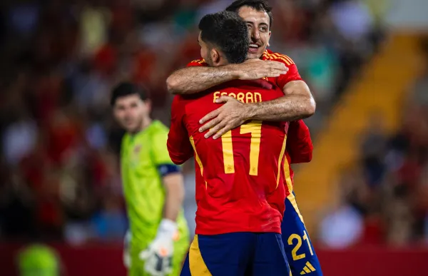 p. 28 primera foto espanya vs andorra xavi miro faf