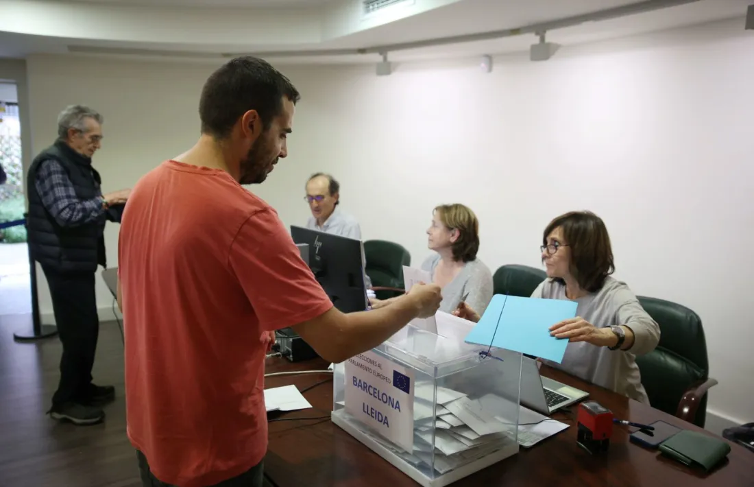 Els darrers votants, ahir al consulat espanyol.