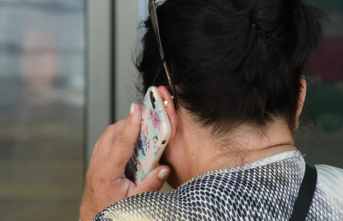 Una persona parlant per telèfon