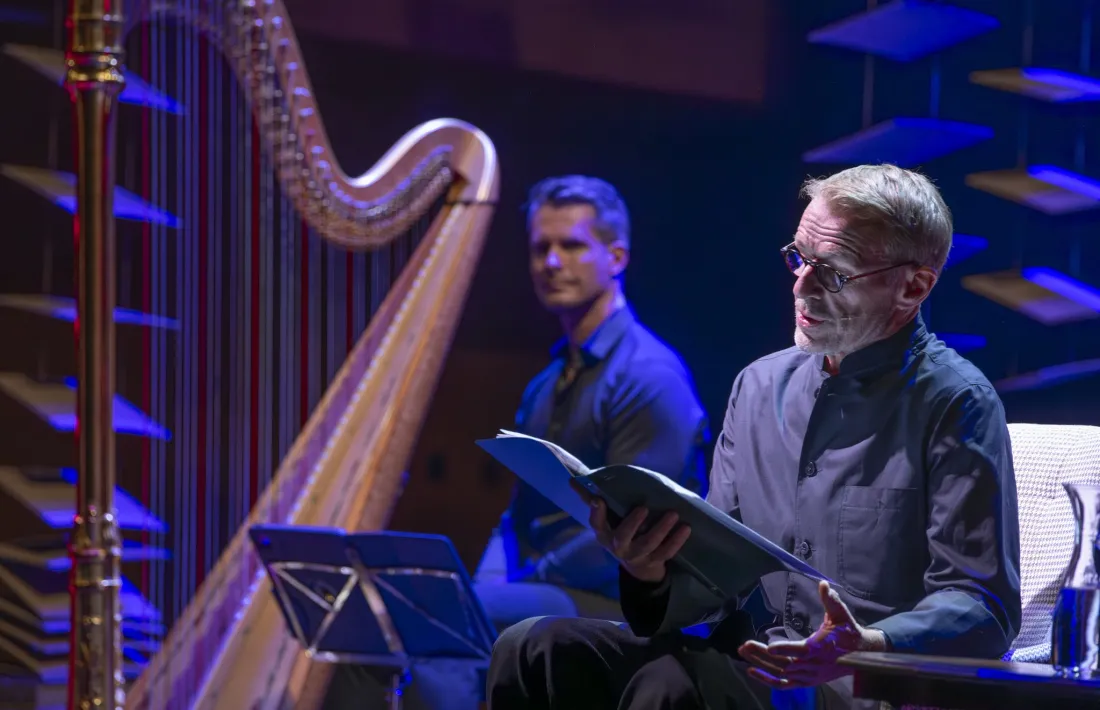 L’actor Lambert Wilson, dissabte a l’Auditori, amb l’arpista Xavier de Maistre.