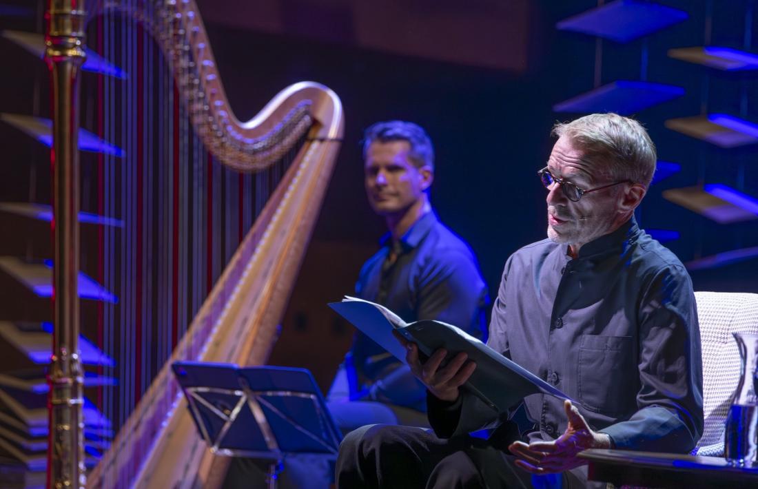 L’actor Lambert Wilson, dissabte a l’Auditori, amb l’arpista Xavier de Maistre.