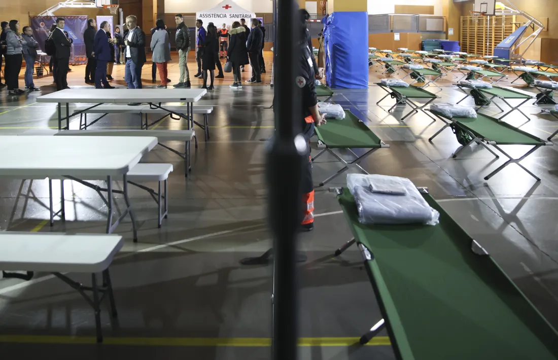 El pavelló de l’escola andorrana de segona ensenyança d’Ordino convertit en refugi per Protecció Civil.