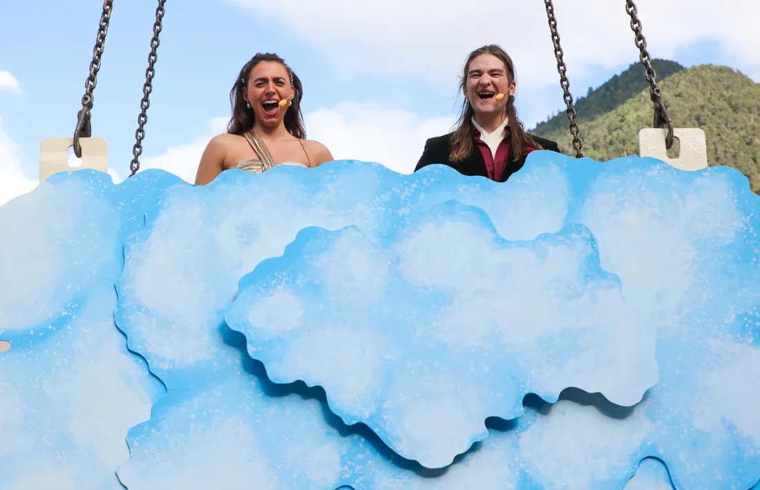 Maria Soler i Gil Grandejan, enfilats temeràriament a la grua.