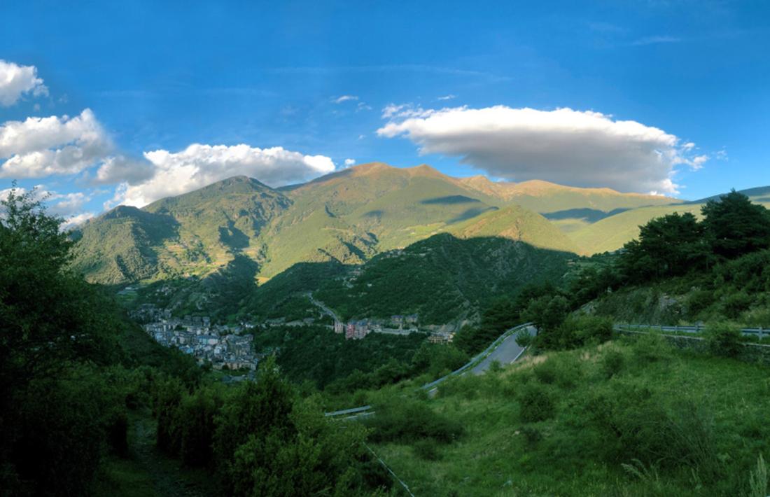 Vista de la part alta de Sant Julià de Lòria.