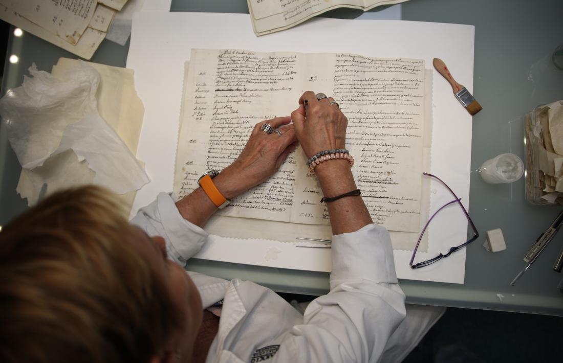 Carrillo omple els forats d’una de les 456 pàgines del llibre d’actes.