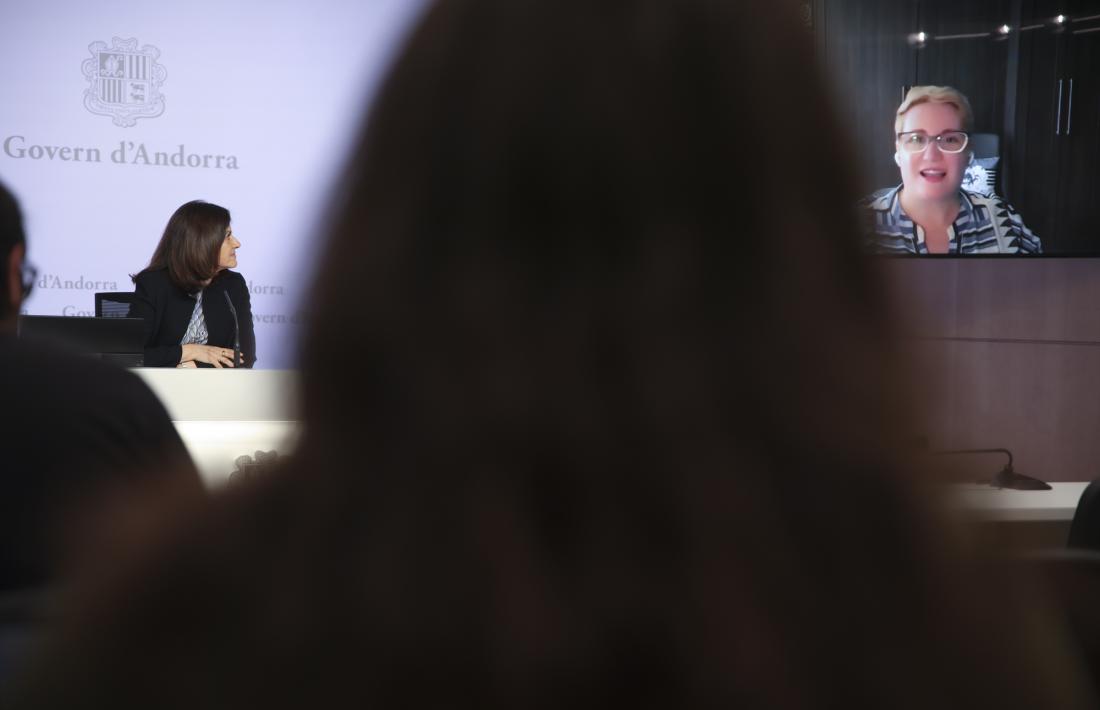 Tor, a la sala de premsa del Govern; i Pià, atenent els mitjans telemàticament.